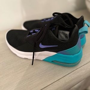 New Nike Womens Air Max Motion 2 Sneakers